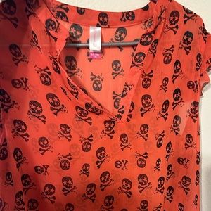 Blouse with black skulls